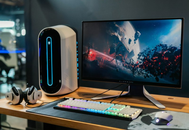 Mechanical keyboard and monitor setup